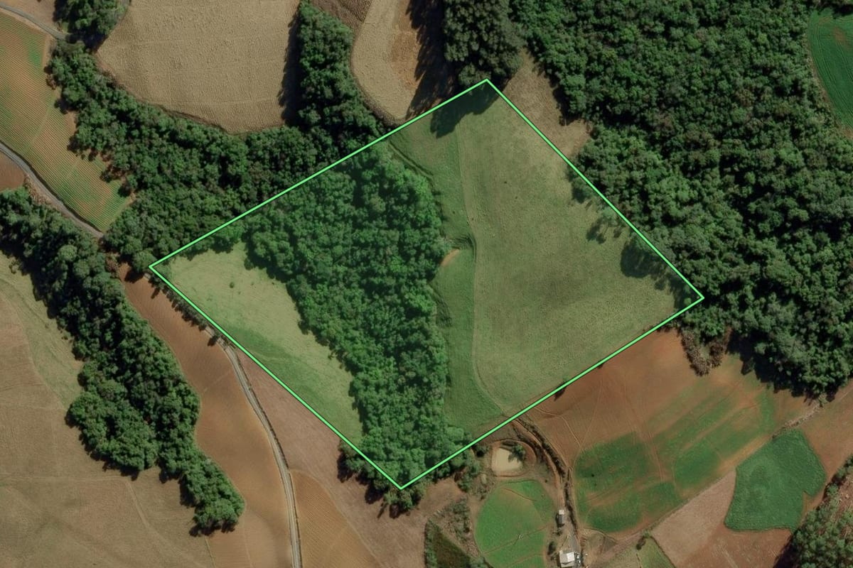 Imagem de satélite do imóvel rural em Chapadão do Lageado (SC), com o contorno declarado no CAR desenhado por cima.