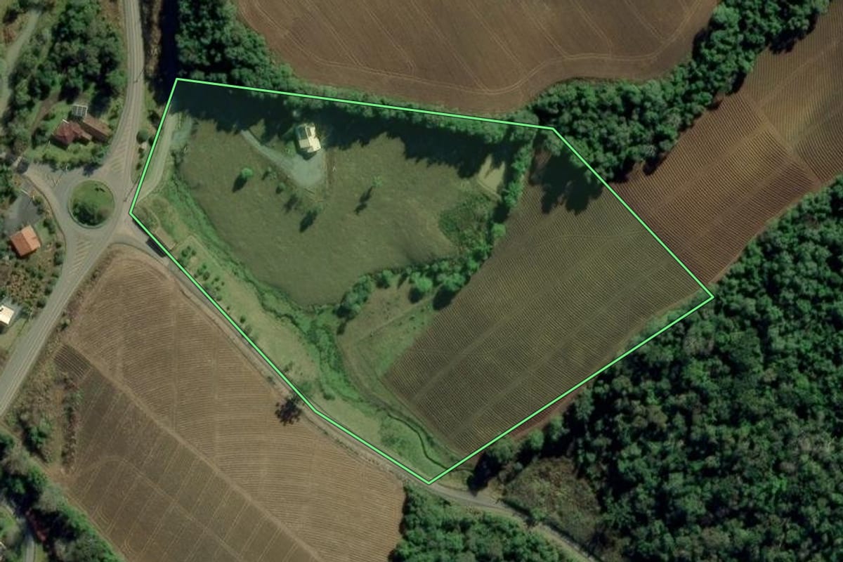 Imagem de satélite do imóvel rural em Chapadão do Lageado (SC), com o contorno declarado no CAR desenhado por cima.