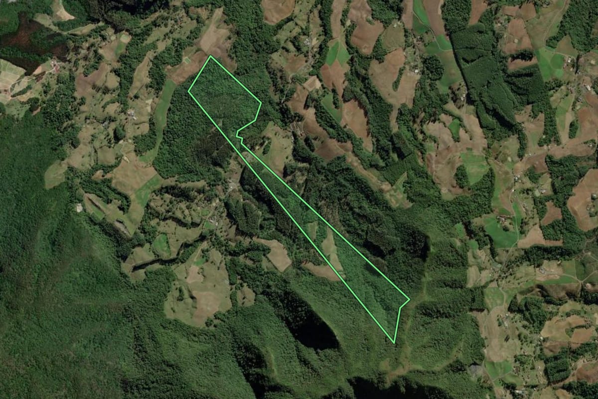 Imagem de satélite do imóvel rural em Chapadão do Lageado (SC), com o contorno declarado no CAR desenhado por cima.