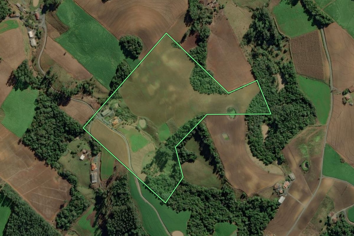Imagem de satélite do imóvel rural em Chapadão do Lageado (SC), com o contorno declarado no CAR desenhado por cima.