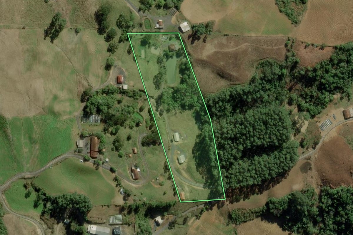 Imagem de satélite do imóvel rural em Chapadão do Lageado (SC), com o contorno declarado no CAR desenhado por cima.