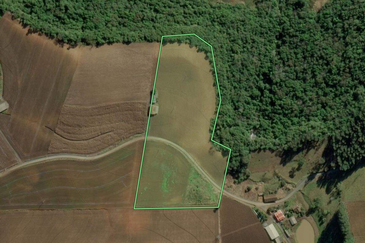 Imagem de satélite do imóvel rural em Chapadão do Lageado (SC), com o contorno declarado no CAR desenhado por cima.