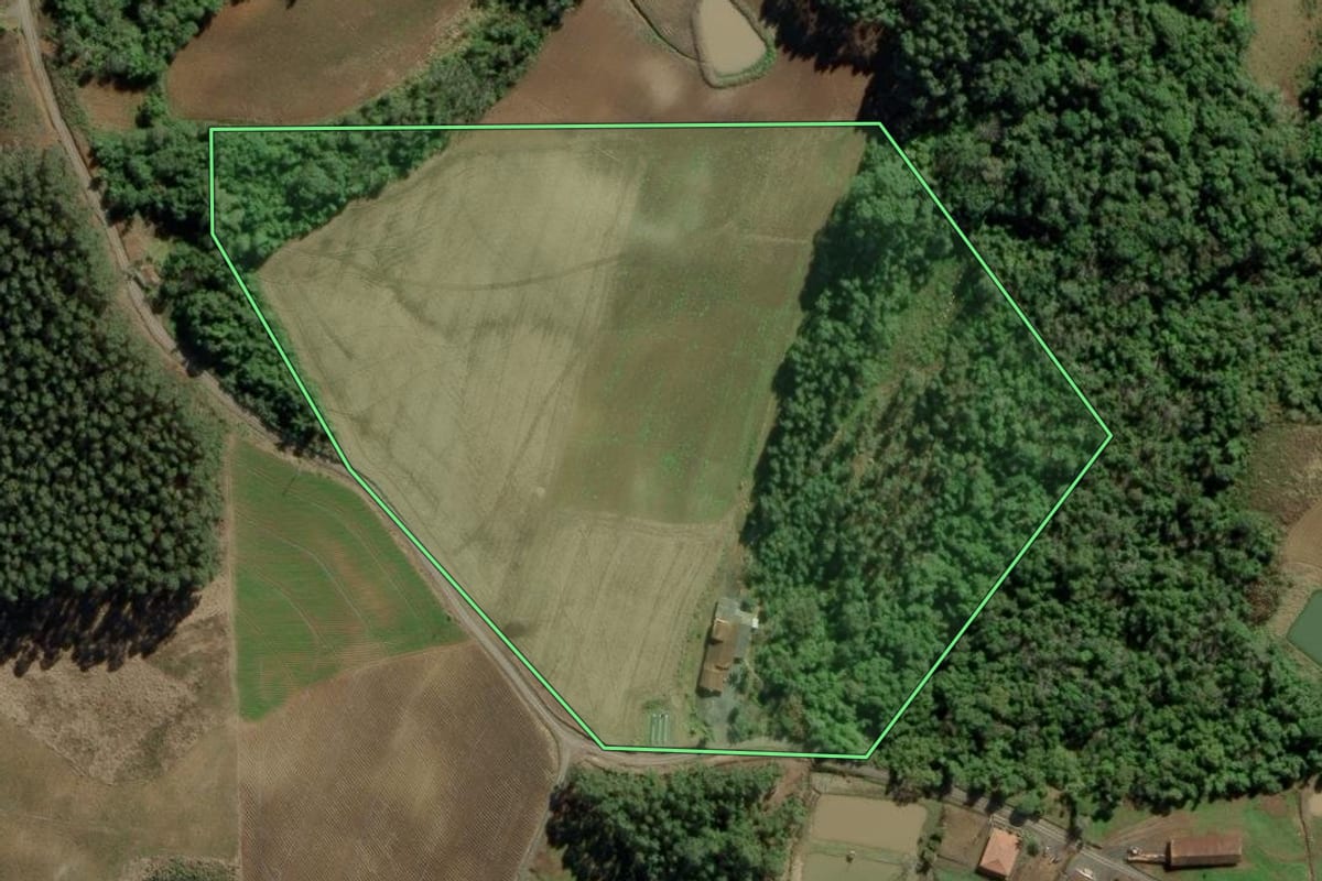 Imagem de satélite do imóvel rural em Chapadão do Lageado (SC), com o contorno declarado no CAR desenhado por cima.