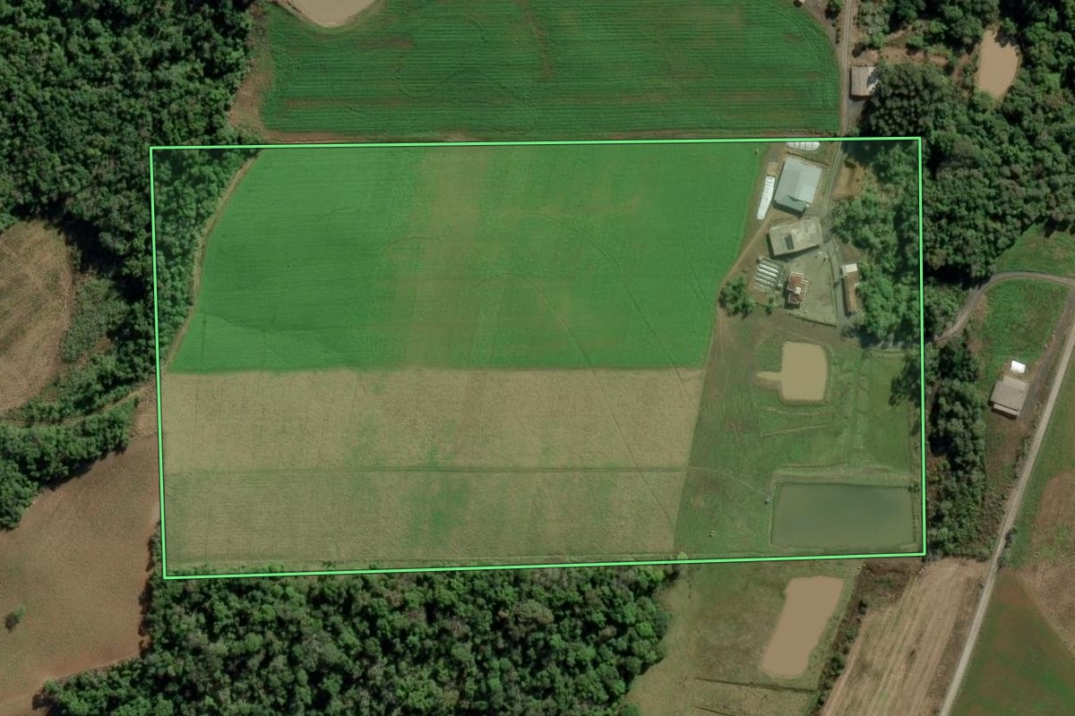 Imagem de satélite do imóvel rural em Chapadão do Lageado (SC), com o contorno declarado no CAR desenhado por cima.