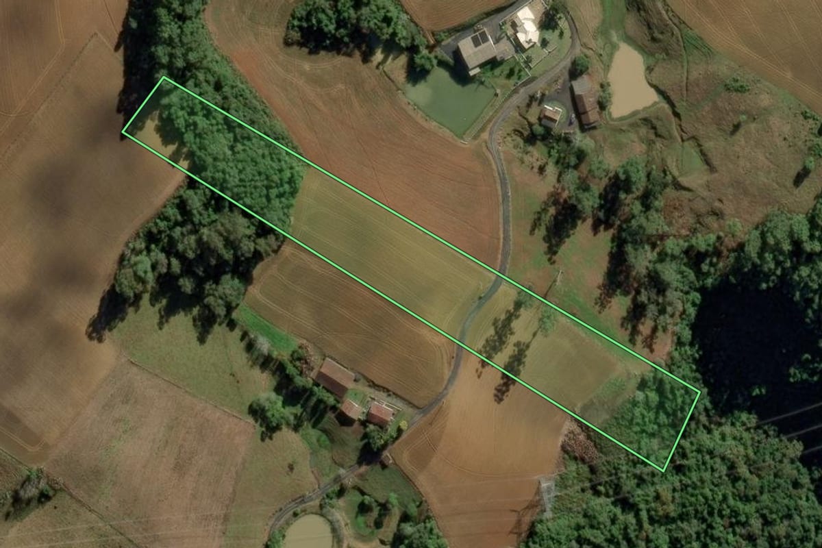 Imagem de satélite do imóvel rural em Chapadão do Lageado (SC), com o contorno declarado no CAR desenhado por cima.