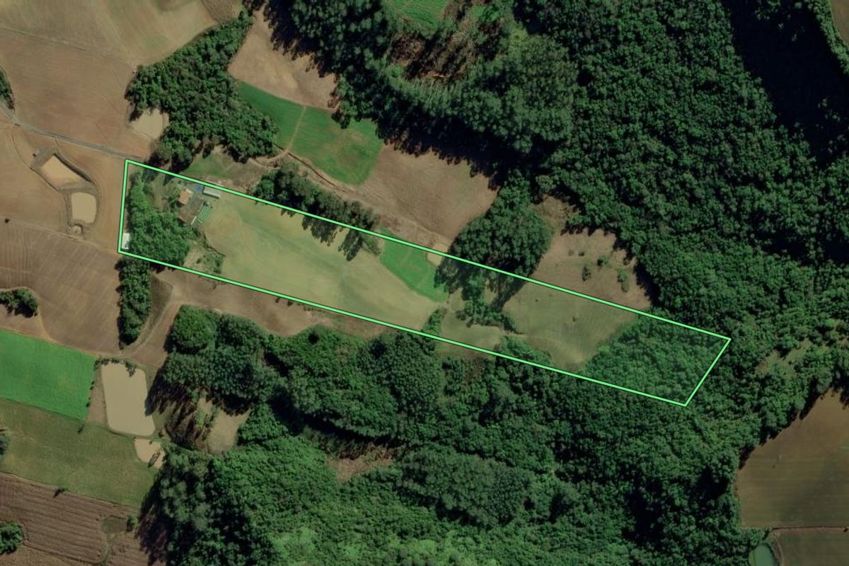 Imagem de satélite do imóvel rural em Chapadão do Lageado (SC), com o contorno declarado no CAR desenhado por cima.