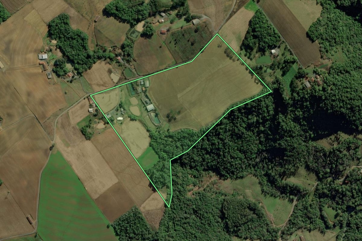 Imagem de satélite do imóvel rural em Chapadão do Lageado (SC), com o contorno declarado no CAR desenhado por cima.