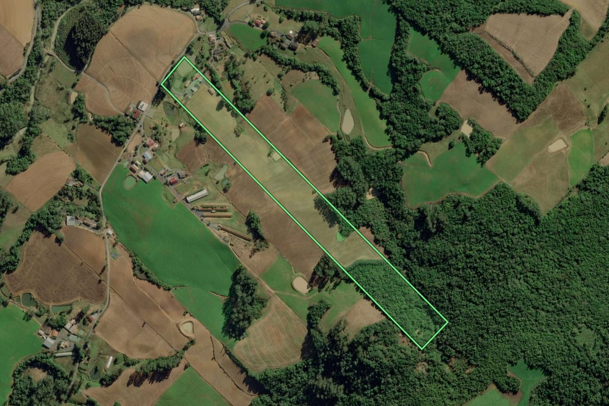 Imagem de satélite do imóvel rural em Chapadão do Lageado (SC), com o contorno declarado no CAR desenhado por cima.