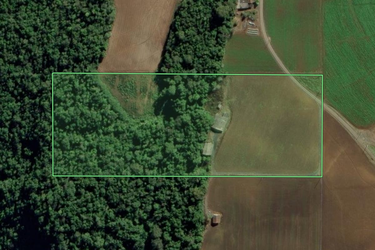 Imagem de satélite do imóvel rural em Chapadão do Lageado (SC), com o contorno declarado no CAR desenhado por cima.
