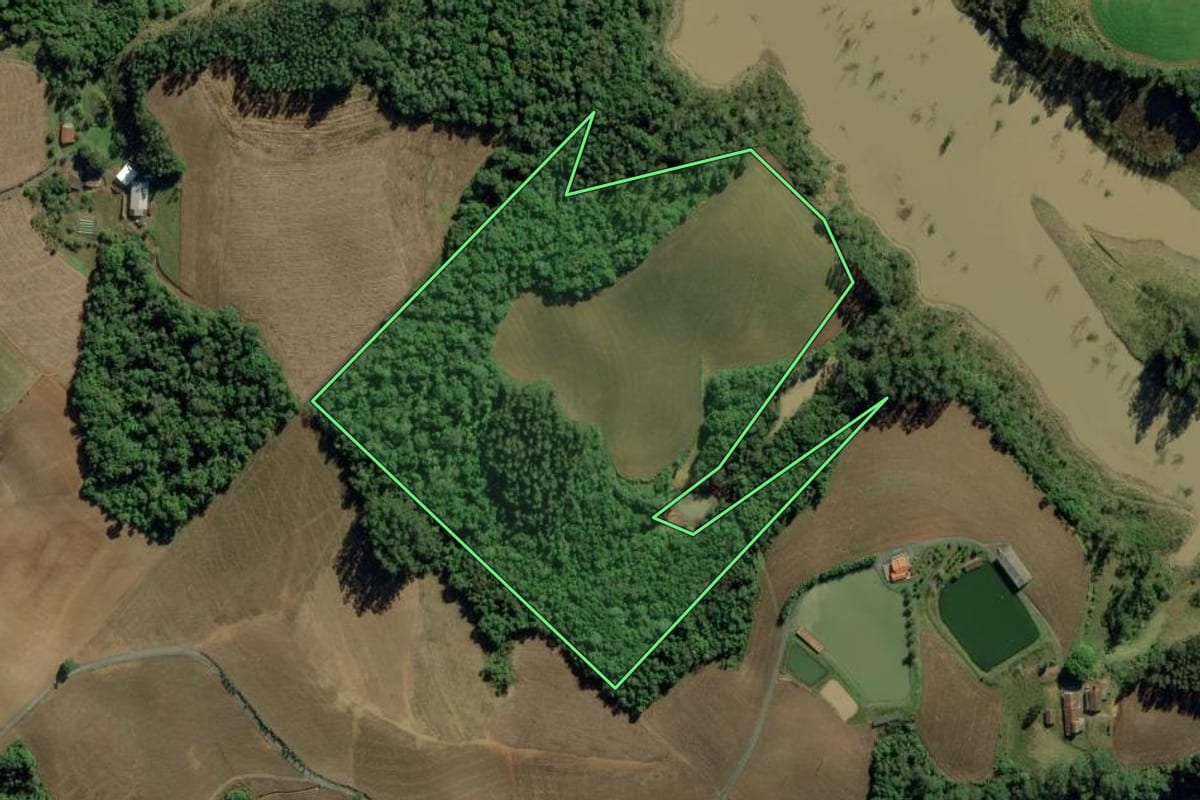 Imagem de satélite do imóvel rural em Chapadão do Lageado (SC), com o contorno declarado no CAR desenhado por cima.