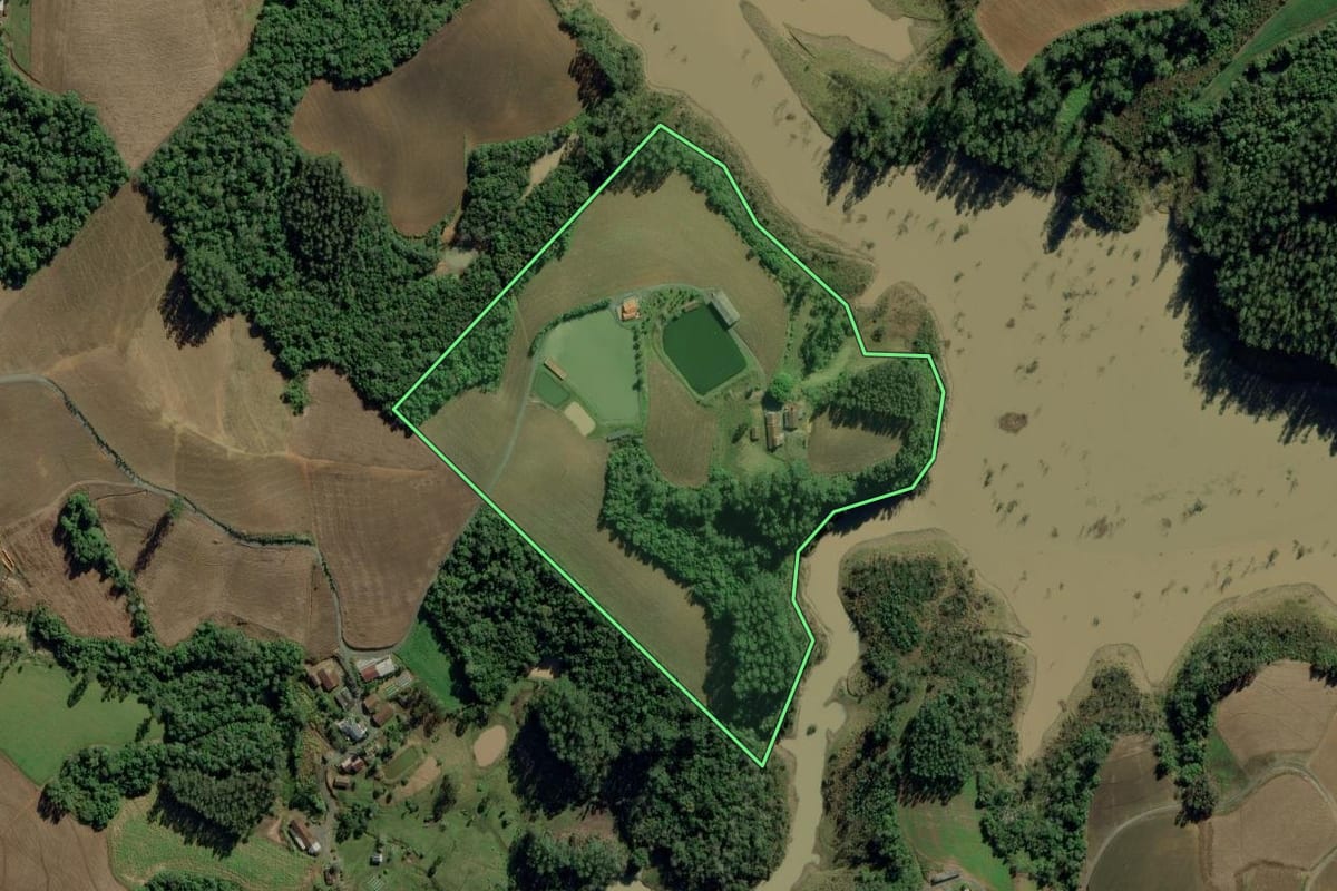 Imagem de satélite do imóvel rural em Chapadão do Lageado (SC), com o contorno declarado no CAR desenhado por cima.