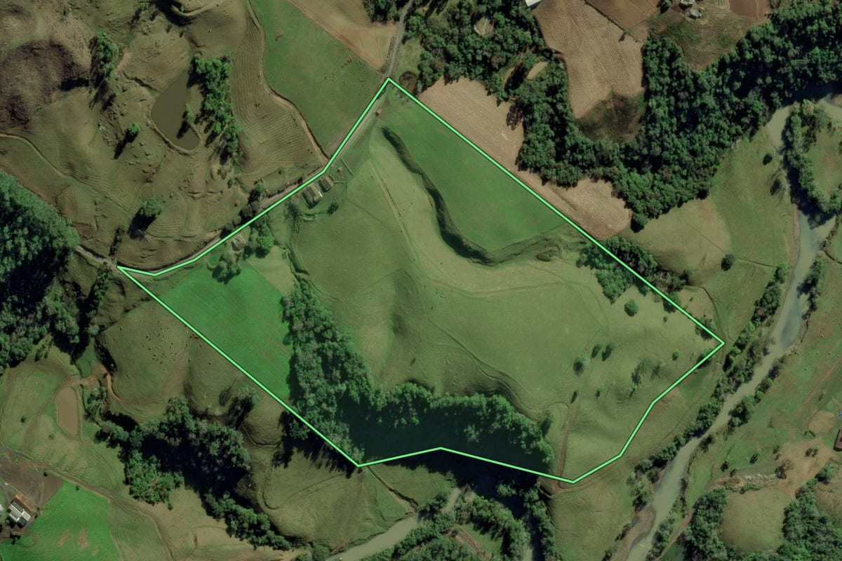 Imagem de satélite do imóvel rural em Chapadão do Lageado (SC), com o contorno declarado no CAR desenhado por cima.