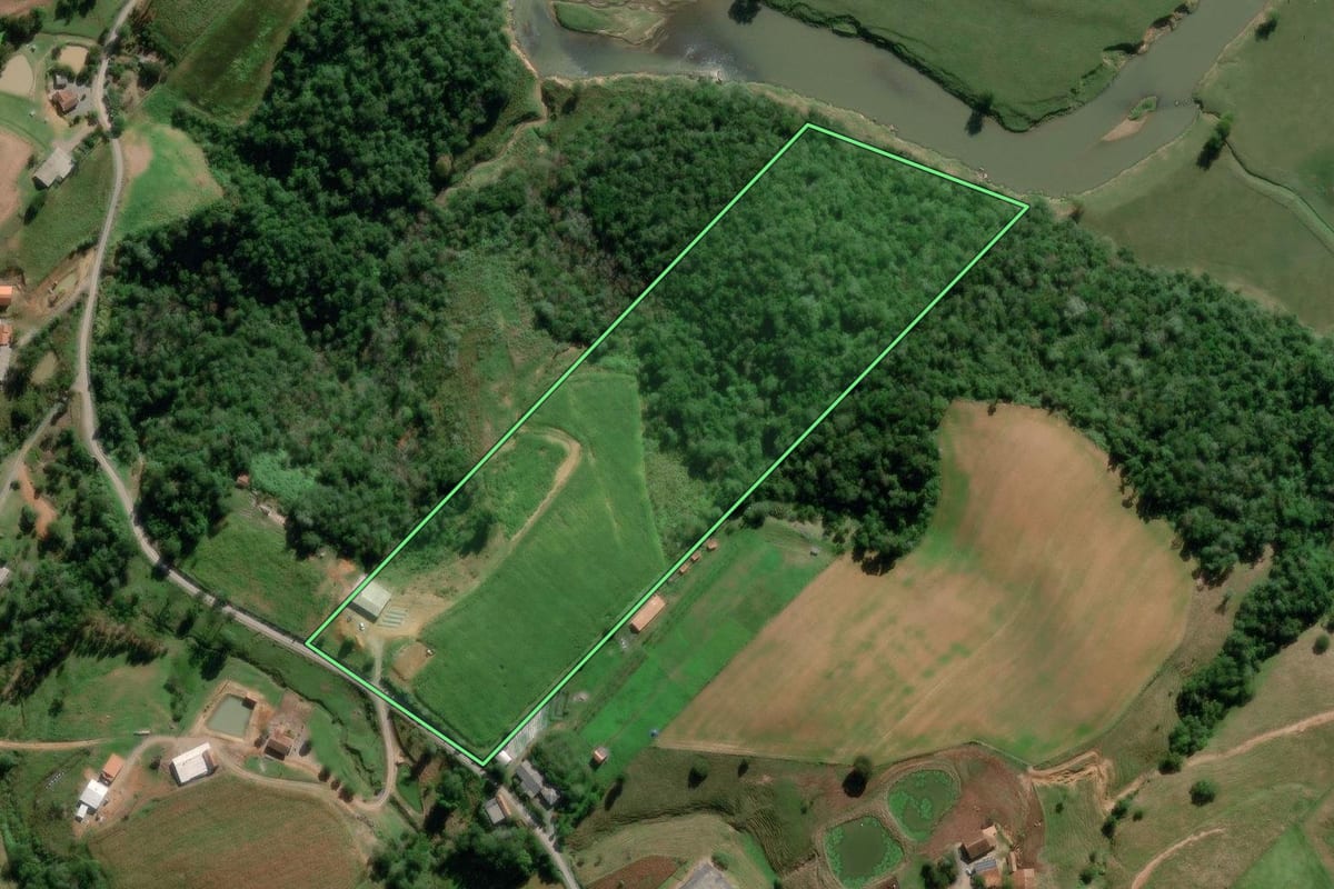Imagem de satélite do imóvel rural em Chapadão do Lageado (SC), com o contorno declarado no CAR desenhado por cima.