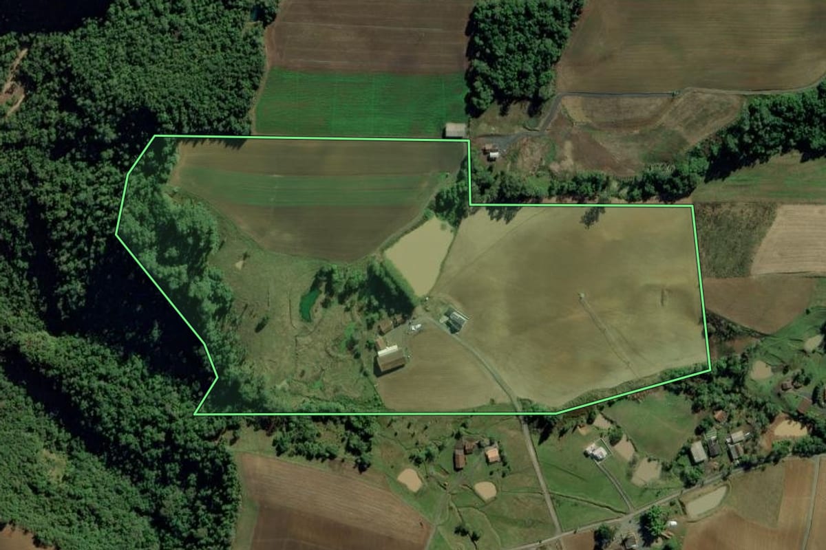 Imagem de satélite do imóvel rural em Chapadão do Lageado (SC), com o contorno declarado no CAR desenhado por cima.