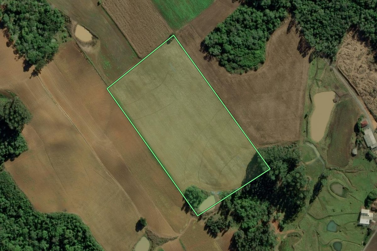 Imagem de satélite do imóvel rural em Chapadão do Lageado (SC), com o contorno declarado no CAR desenhado por cima.