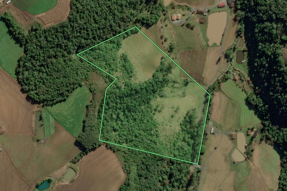 Imagem de satélite do imóvel rural em Chapadão do Lageado (SC), com o contorno declarado no CAR desenhado por cima.