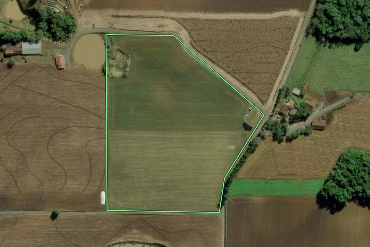 Imagem de satélite do imóvel rural em Chapadão do Lageado (SC), com o contorno declarado no CAR desenhado por cima.