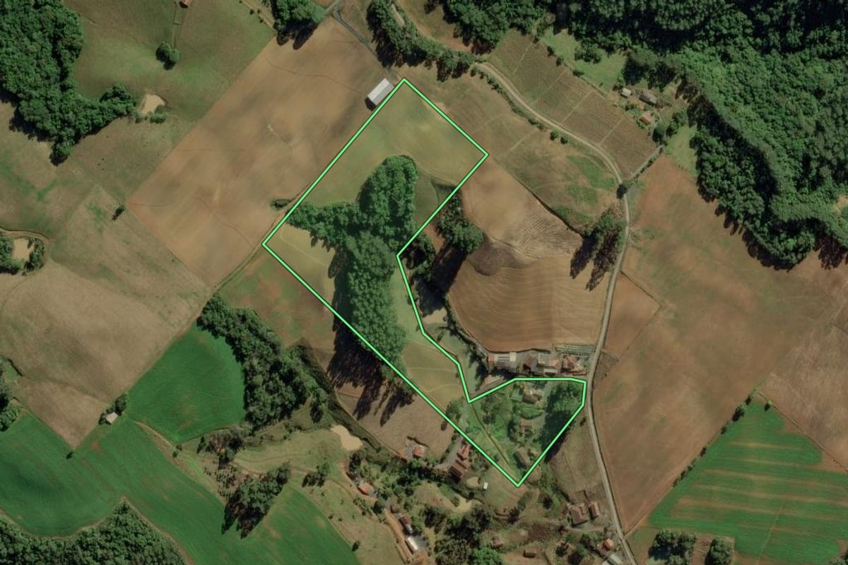 Imagem de satélite do imóvel rural em Chapadão do Lageado (SC), com o contorno declarado no CAR desenhado por cima.