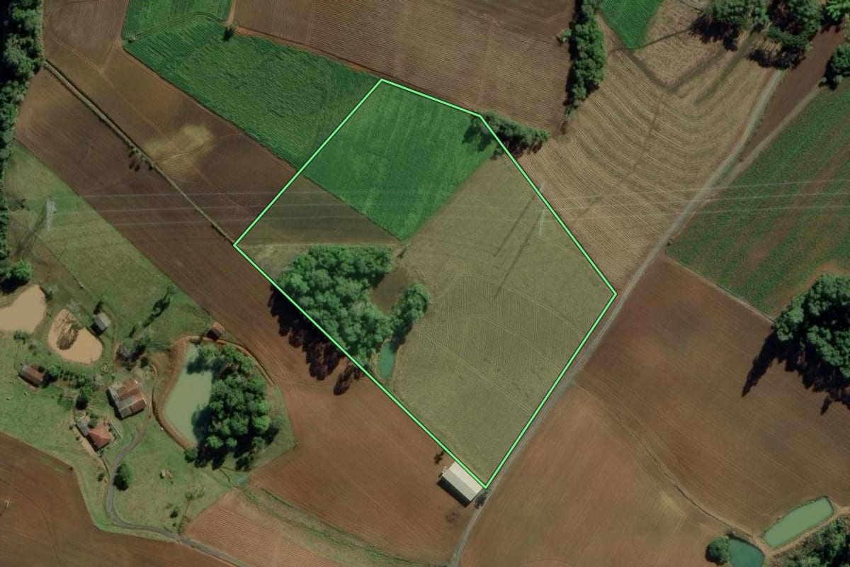 Imagem de satélite do imóvel rural em Chapadão do Lageado (SC), com o contorno declarado no CAR desenhado por cima.