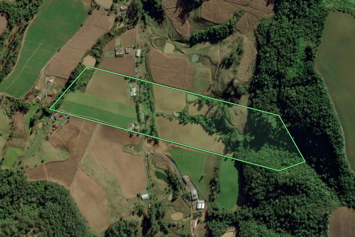 Imagem de satélite do imóvel rural em Chapadão do Lageado (SC), com o contorno declarado no CAR desenhado por cima.