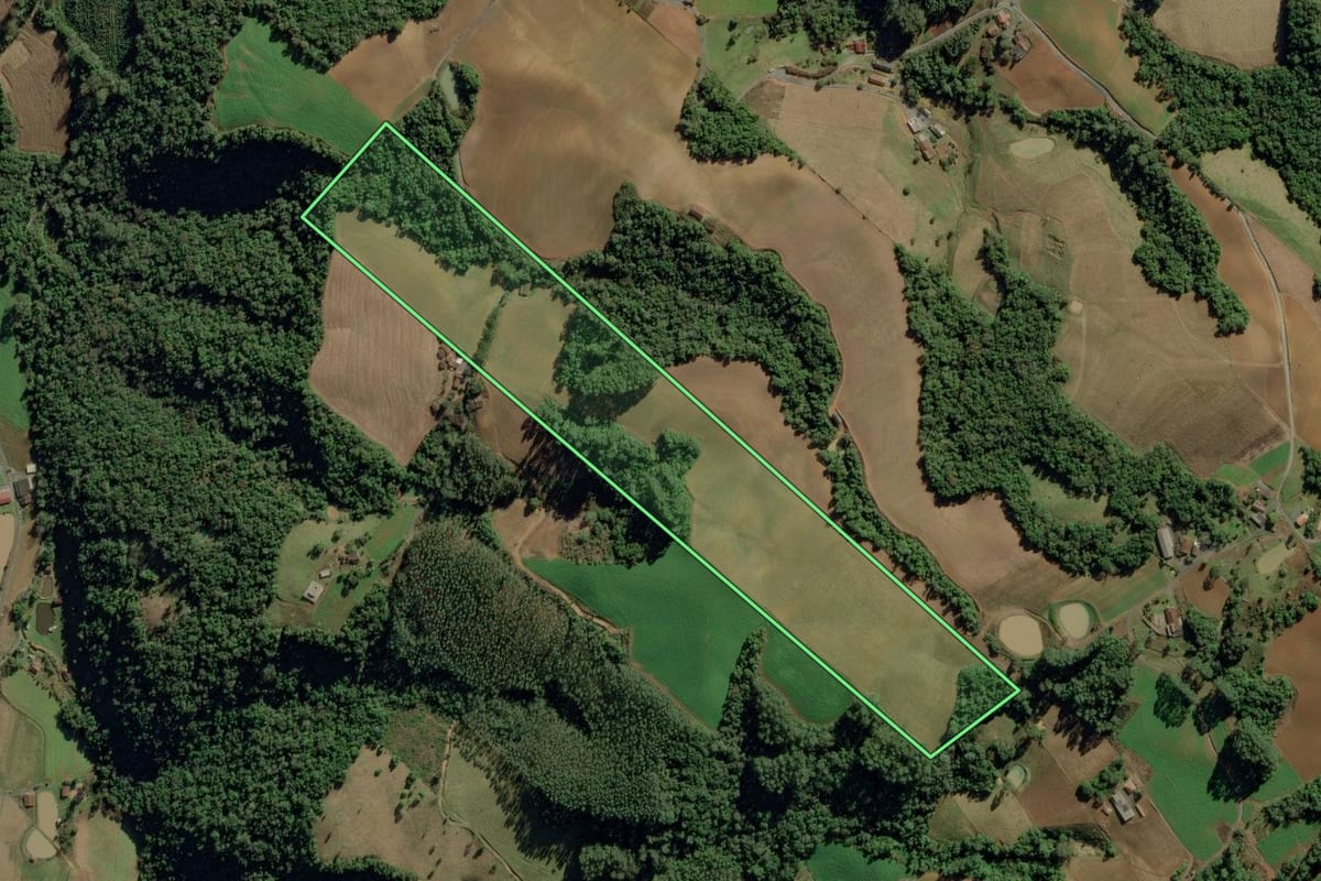 Imagem de satélite do imóvel rural em Chapadão do Lageado (SC), com o contorno declarado no CAR desenhado por cima.