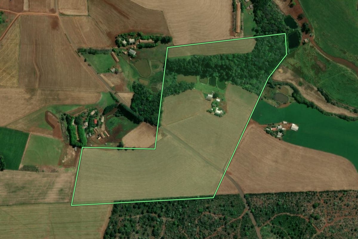 Imagem de satélite do imóvel rural em Chapecó (SC), com o contorno declarado no CAR desenhado por cima.