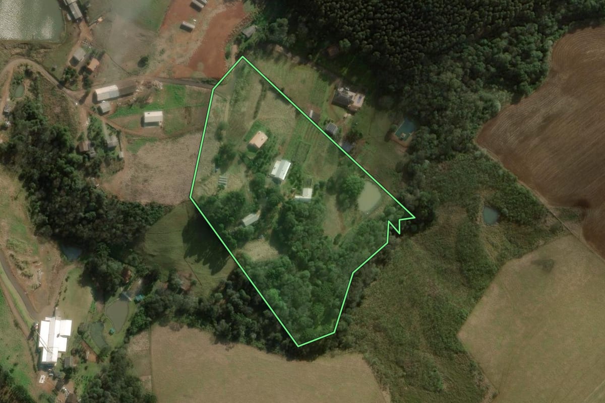 Imagem de satélite do imóvel rural em Chapecó (SC), com o contorno declarado no CAR desenhado por cima.
