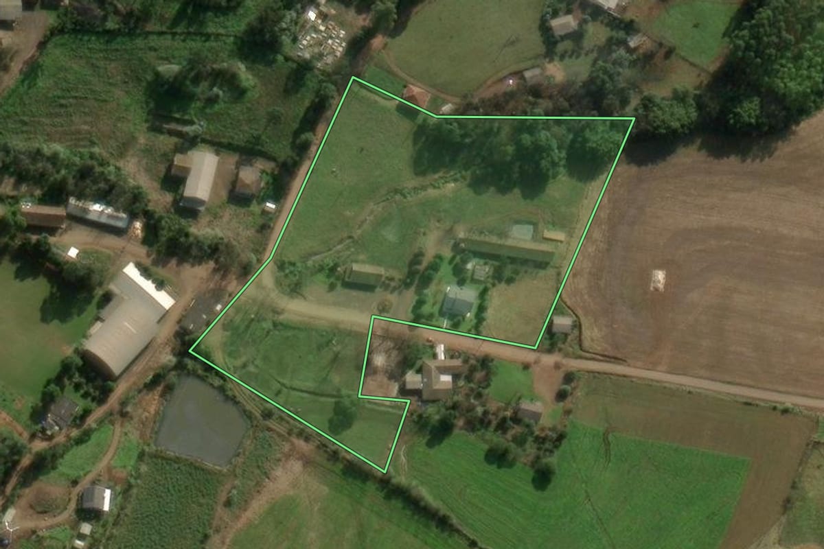 Imagem de satélite do imóvel rural em Chapecó (SC), com o contorno declarado no CAR desenhado por cima.