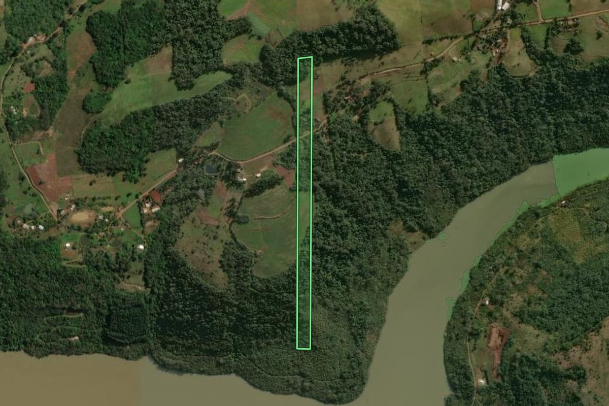 Imagem de satélite do imóvel rural em Chapecó (SC), com o contorno declarado no CAR desenhado por cima.