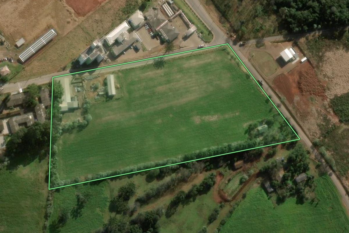 Imagem de satélite do imóvel rural em Chapecó (SC), com o contorno declarado no CAR desenhado por cima.