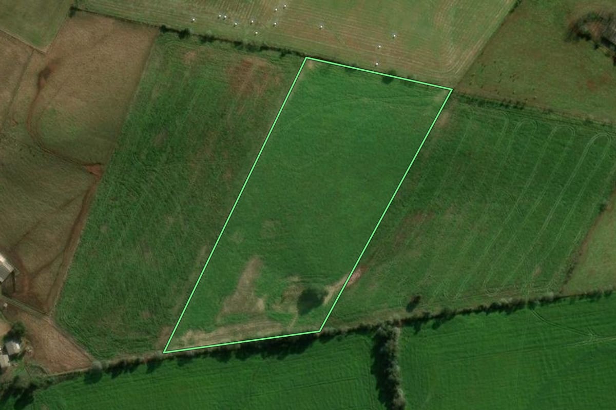 Imagem de satélite do imóvel rural em Chapecó (SC), com o contorno declarado no CAR desenhado por cima.
