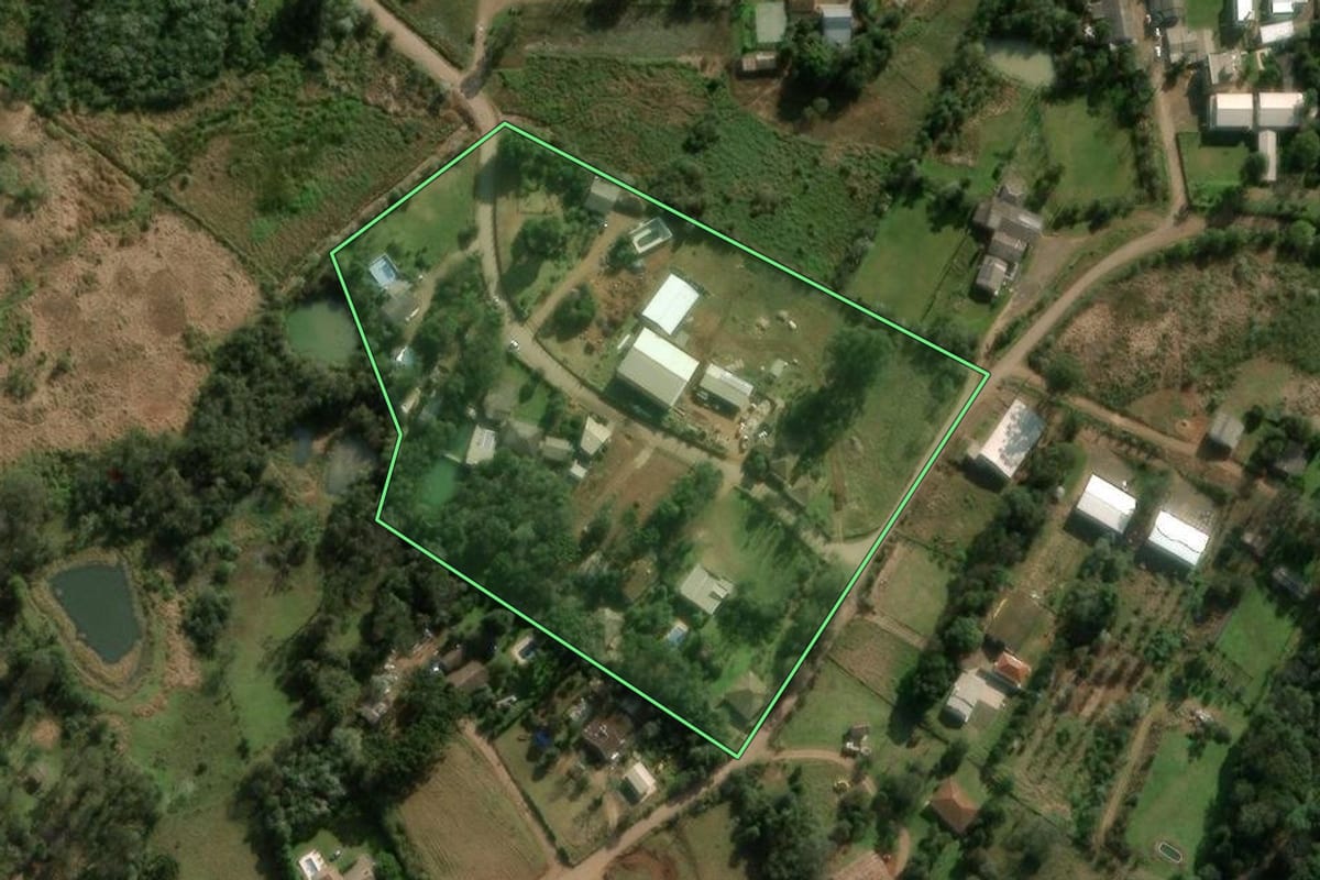 Imagem de satélite do imóvel rural em Chapecó (SC), com o contorno declarado no CAR desenhado por cima.