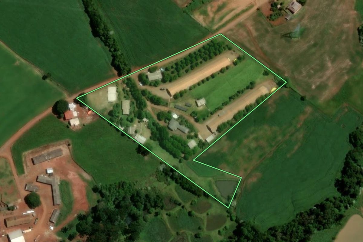 Imagem de satélite do imóvel rural em Chapecó (SC), com o contorno declarado no CAR desenhado por cima.
