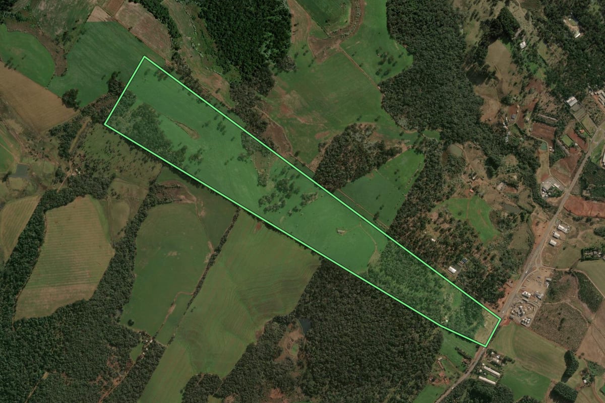 Imagem de satélite do imóvel rural em Chapecó (SC), com o contorno declarado no CAR desenhado por cima.