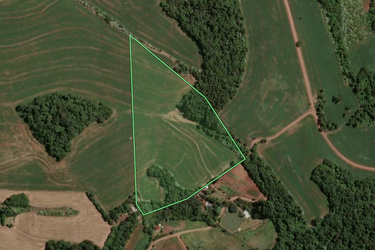 Imagem de satélite do imóvel rural em Chapecó (SC), com o contorno declarado no CAR desenhado por cima.