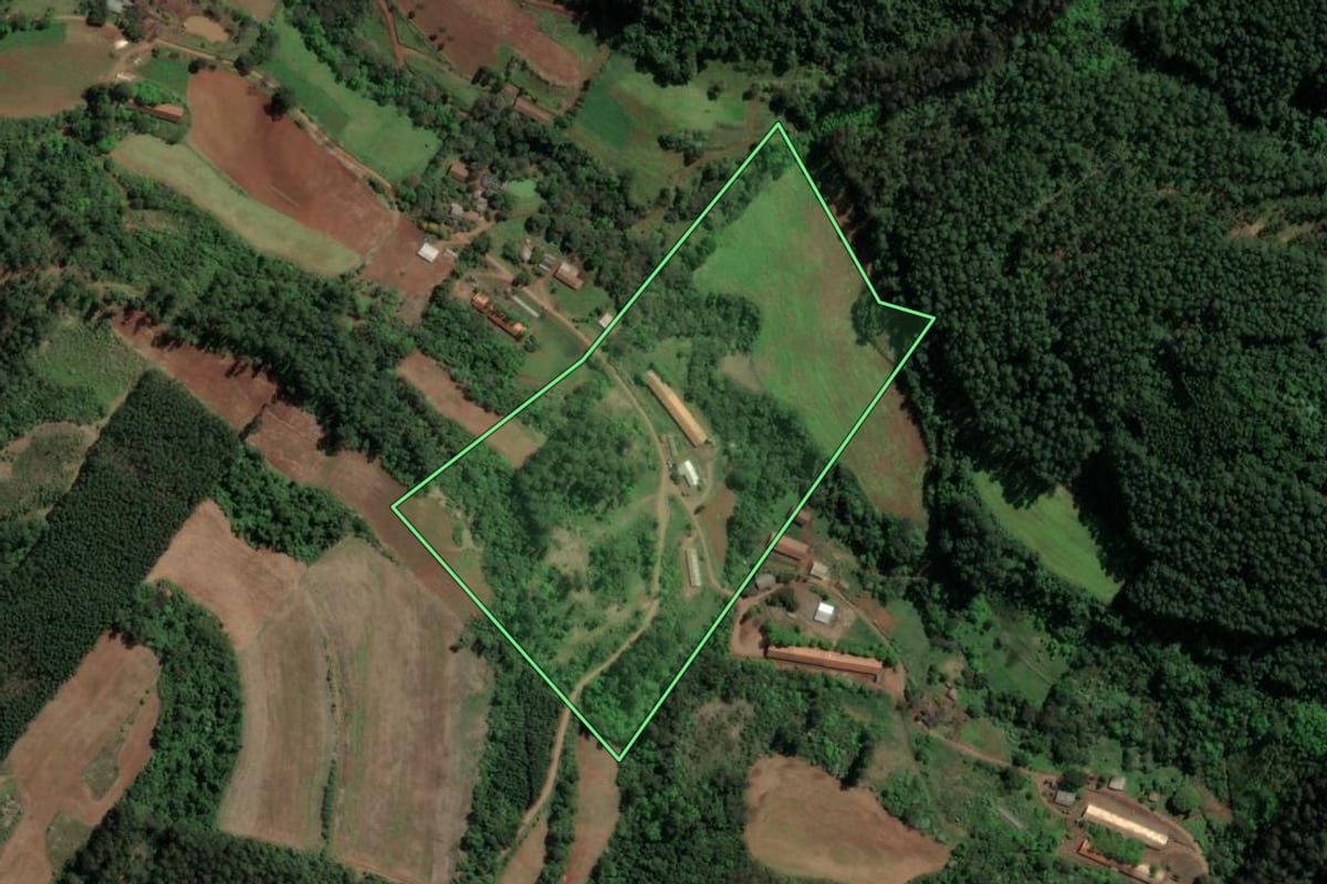 Imagem de satélite do imóvel rural em Chapecó (SC), com o contorno declarado no CAR desenhado por cima.