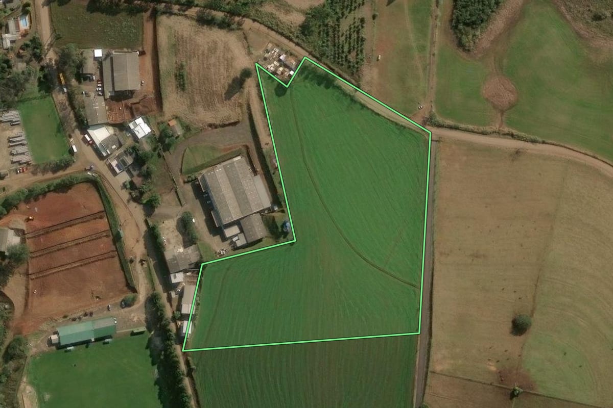 Imagem de satélite do imóvel rural em Chapecó (SC), com o contorno declarado no CAR desenhado por cima.