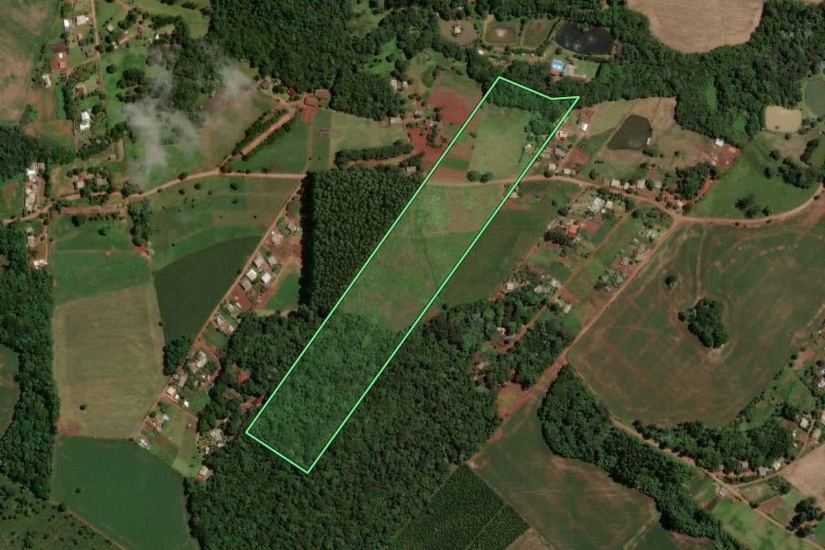 Imagem de satélite do imóvel rural em Chapecó (SC), com o contorno declarado no CAR desenhado por cima.