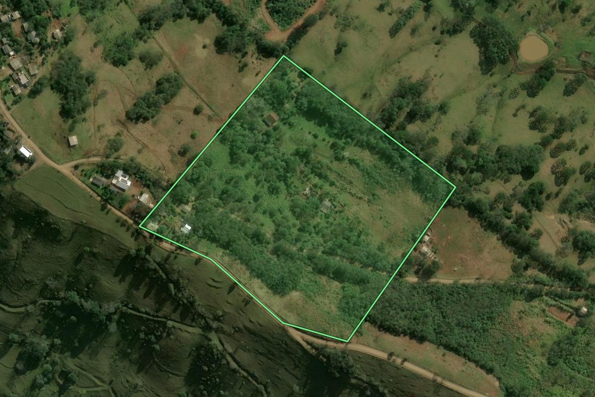 Imagem de satélite do imóvel rural em Chapecó (SC), com o contorno declarado no CAR desenhado por cima.