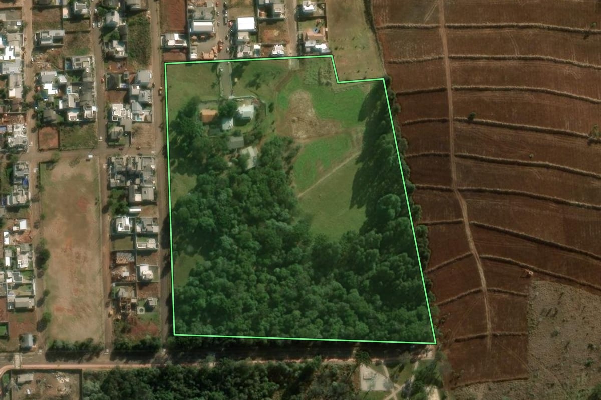 Imagem de satélite do imóvel rural em Chapecó (SC), com o contorno declarado no CAR desenhado por cima.