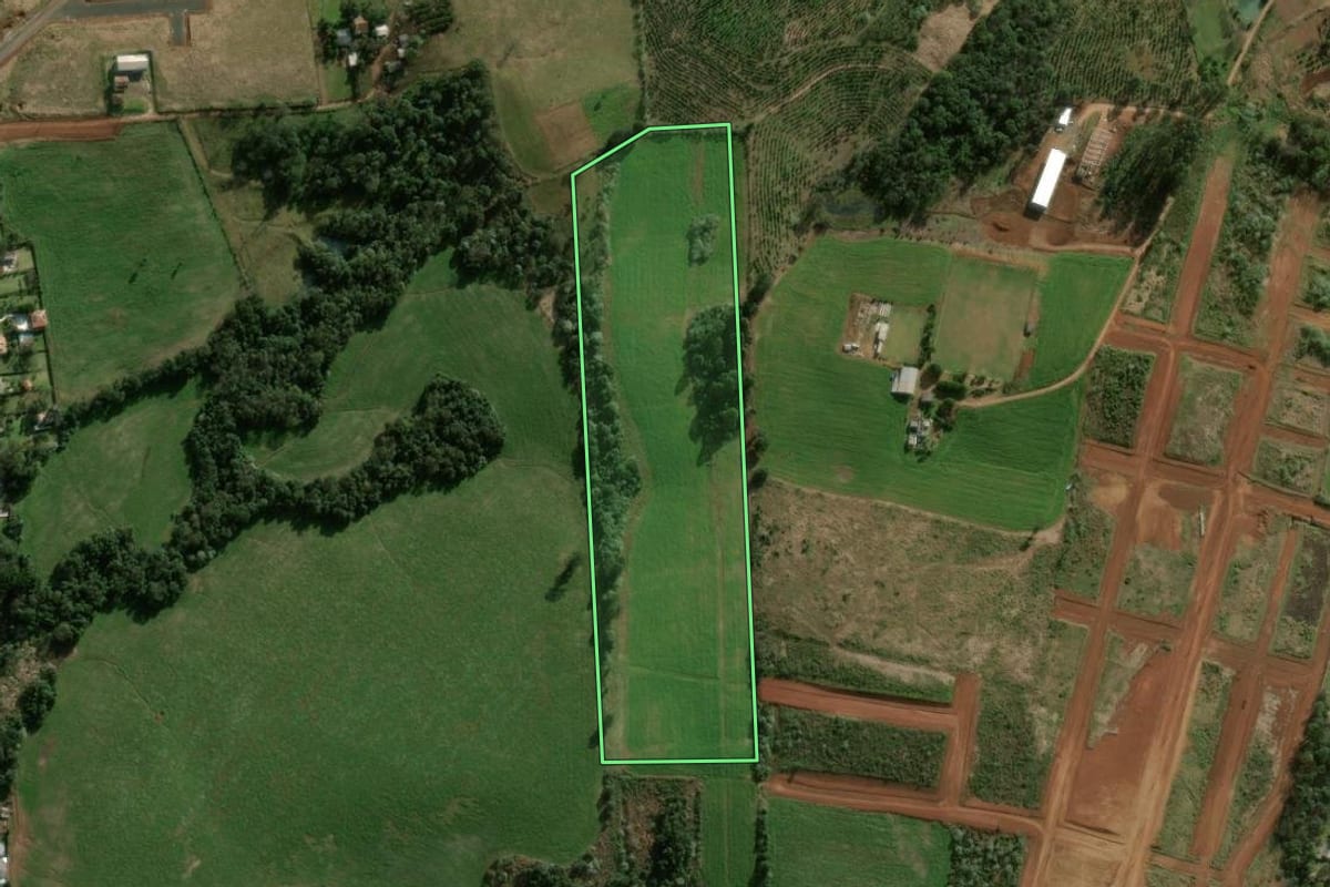 Imagem de satélite do imóvel rural em Chapecó (SC), com o contorno declarado no CAR desenhado por cima.