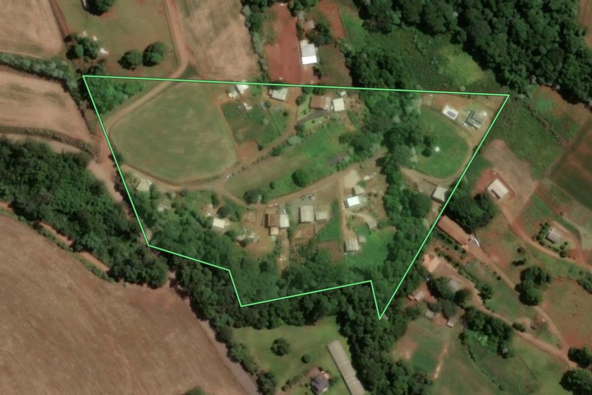 Imagem de satélite do imóvel rural em Chapecó (SC), com o contorno declarado no CAR desenhado por cima.