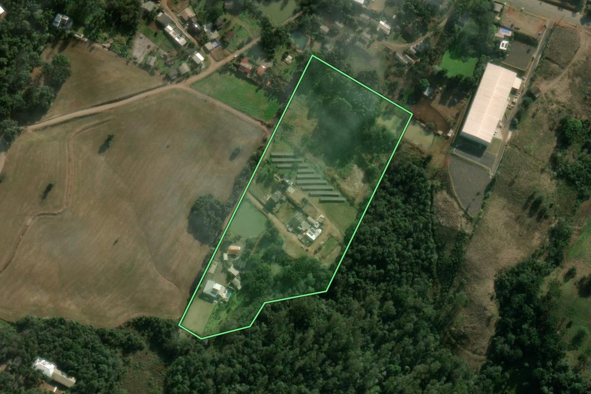 Imagem de satélite do imóvel rural em Chapecó (SC), com o contorno declarado no CAR desenhado por cima.
