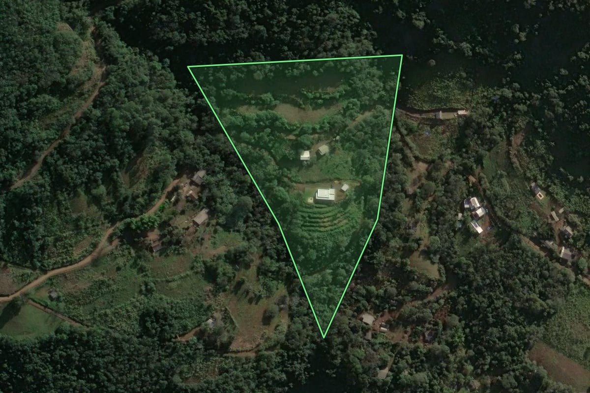 Imagem de satélite do imóvel rural em Chapecó (SC), com o contorno declarado no CAR desenhado por cima.