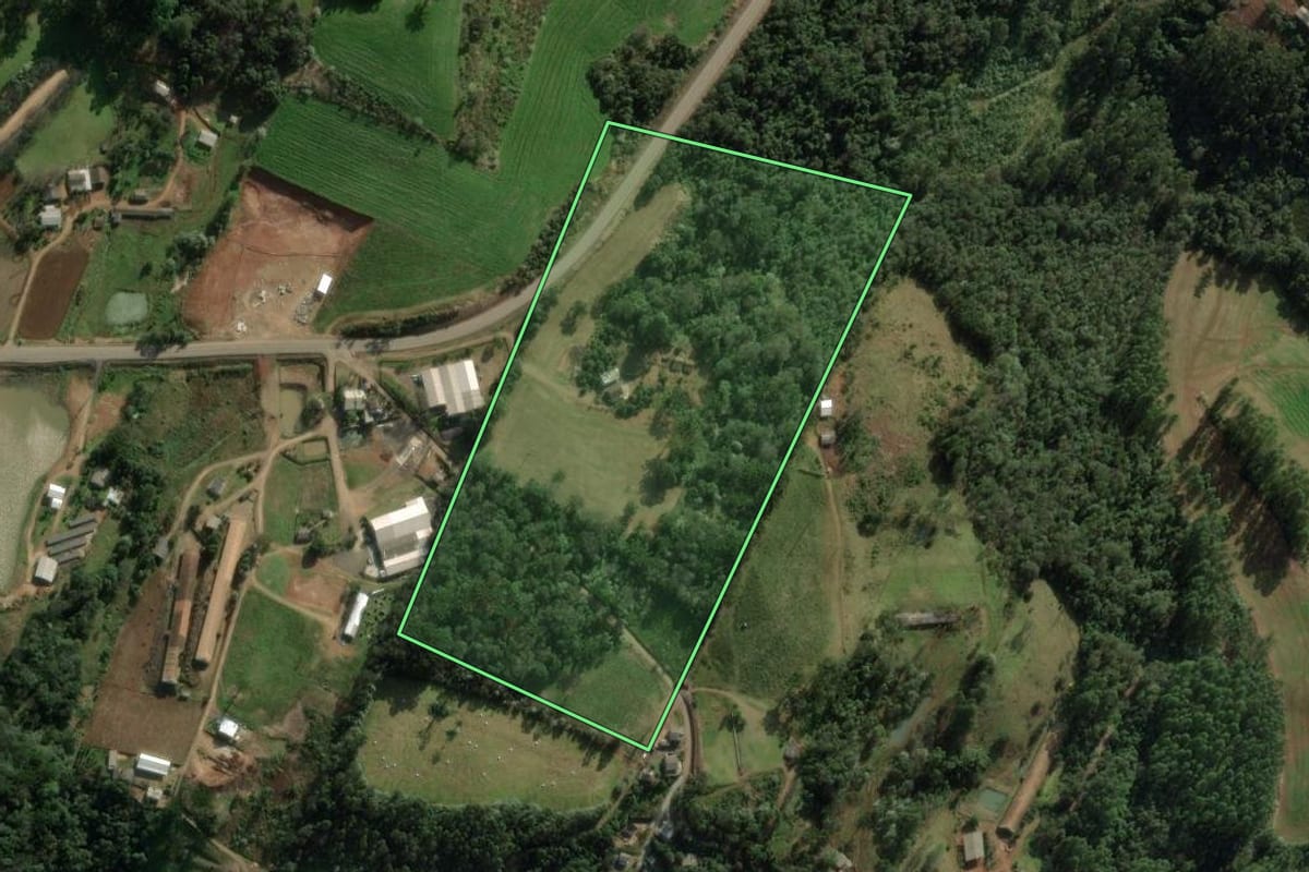 Imagem de satélite do imóvel rural em Chapecó (SC), com o contorno declarado no CAR desenhado por cima.