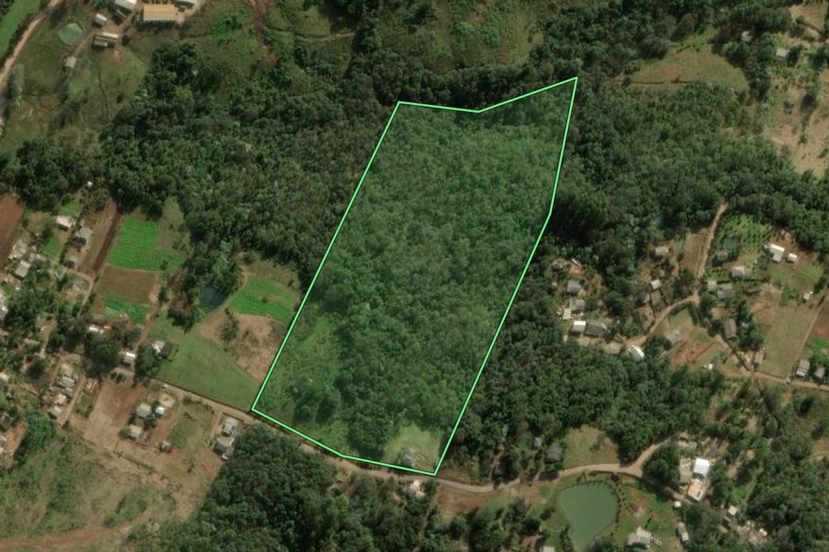Imagem de satélite do imóvel rural em Chapecó (SC), com o contorno declarado no CAR desenhado por cima.