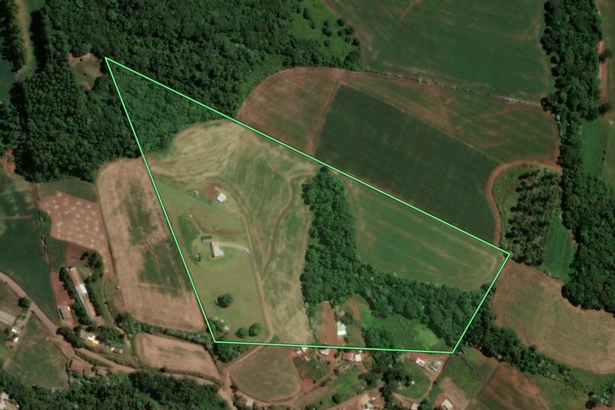 Imagem de satélite do imóvel rural em Chapecó (SC), com o contorno declarado no CAR desenhado por cima.