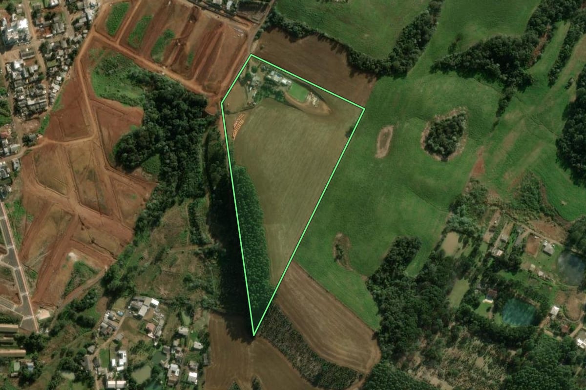 Imagem de satélite do imóvel rural em Chapecó (SC), com o contorno declarado no CAR desenhado por cima.