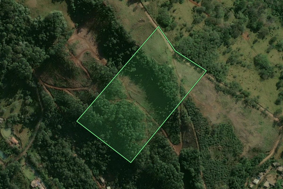 Imagem de satélite do imóvel rural em Chapecó (SC), com o contorno declarado no CAR desenhado por cima.