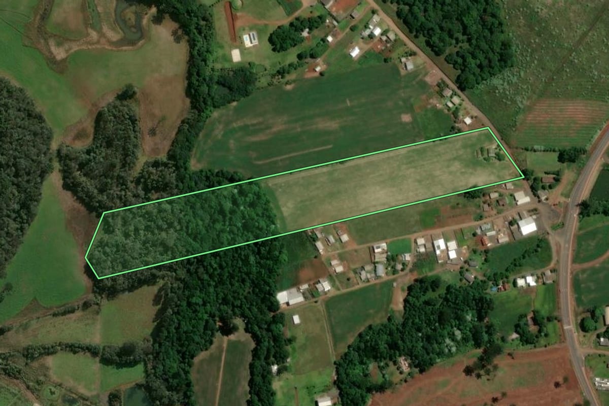 Imagem de satélite do imóvel rural em Chapecó (SC), com o contorno declarado no CAR desenhado por cima.